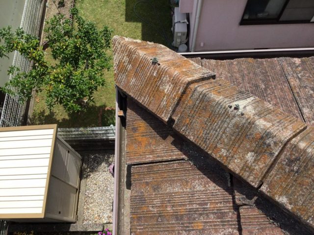 汚れが付着しているセメント瓦の棟